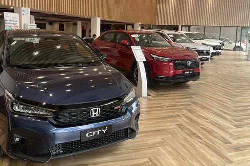 Sức mua của thị trường xe yếu, đại lý ô tô chật vật 'đẩy hàng'