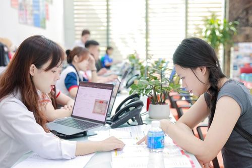 Nhiều phụ huynh, thí sinh chủ động đăng ký xét học bạ tại UEF
