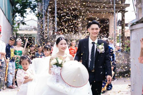 Gặp thử thách khó nhằn khi đón dâu, chú rể Hà Nội bật cười gọi anh em 'giải cứu'