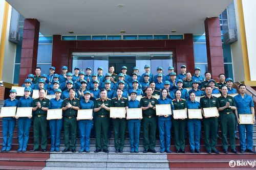 Trao Bằng khen cho lực lượng hoàn thành xuất sắc nhiệm vụ diễu binh, diễu hành
