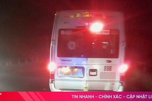 Va chạm với xe khách khi đi bộ qua đường, người đàn ông tử vong