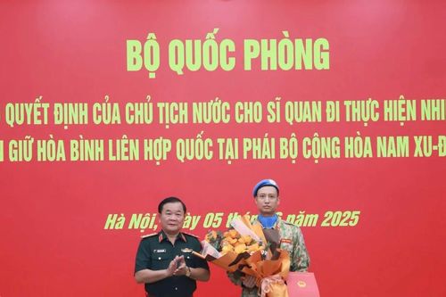 Trao Quyết định của Chủ tịch nước cho sỹ quan đi gìn giữ hòa bình tại Nam Sudan