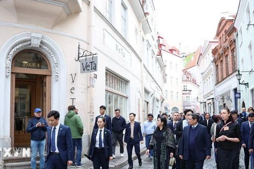 Thủ tướng Phạm Minh Chính và Phu nhân tham quan khu phố cổ Tallinn của Estonia