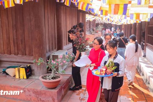 Sỹ tử Hà Nội lên chùa Đậu 'xin vía' trước kỳ thi vào lớp 10 công lập năm 2025