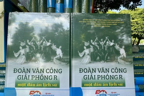 Khai mạc triển lãm và ra mắt sách 'Đoàn Văn công Giải phóng R - Một dấu ấn lịch sử'