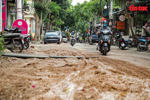 Hà Nội: Người dân khốn khổ vì 'bẫy bùn' trên đường Thanh Bình