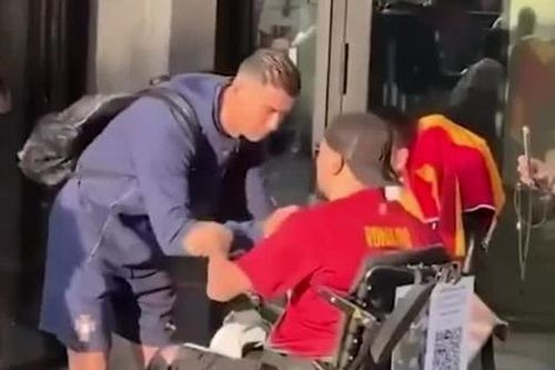 Ronaldo bị xe lăn đâm trúng