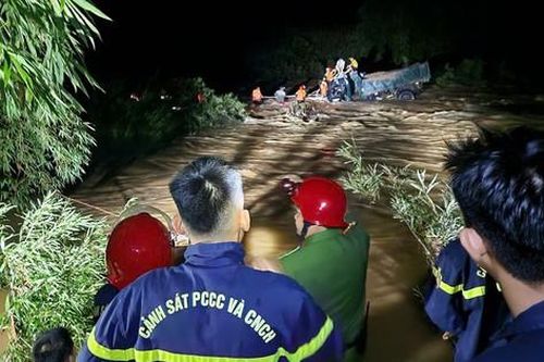 Cảnh sát Huế vật lộn với nước lũ cứu 4 người mắc kẹt trong xe tải