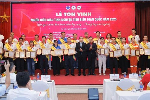 Tôn vinh 100 'ngọn lửa nhân ái đang lan tỏa tình yêu thương'