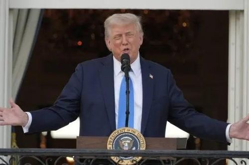Ông Trump ký lệnh cấm đi lại đối với 12 quốc gia, hạn chế với 7 quốc gia