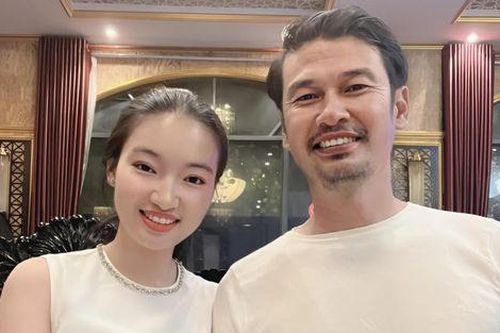 Vợ Tiết Cương đính chính chuyện 'giật chồng'