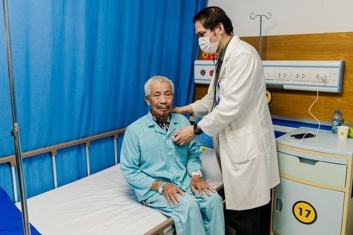 Đi khám sức khỏe phát hiện tổn thương tiền ung thư, bệnh nhân được điều trị triệt căn bằng kỹ thuật hiện đại nhất thế giới