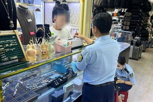 Tiểu thương tại Saigon Square bán hàng giả, hàng nhái vì... người tiêu dùng có nhu cầu