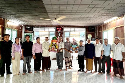 Huyện ủy An Phú chúc Tết Roya Haji đồng bào Chăm