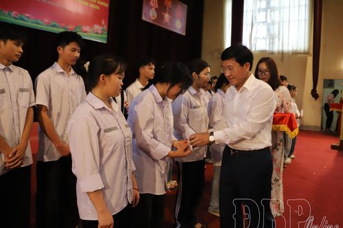 Trao hỗ trợ cho học sinh khó khăn tham gia kỳ thi tốt nghiệp THPT năm 2025