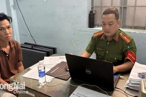 Bắt đối tượng trổ mái tôn tiệm tạp hóa trộm cắp tài sản