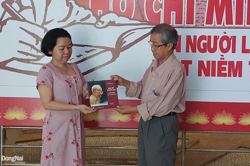 Trao tặng sách song ngữ Bác Hồ ở Thái Lan cho Thư viện Đồng Nai
