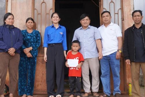 Trao 18 triệu đồng hỗ trợ cho em Nêu ở làng Kol