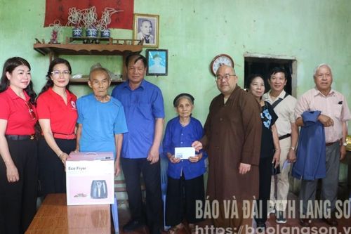 Hội Chữ thập đỏ tỉnh phối hợp trao tặng 180 suất quà cho các hộ có hoàn cảnh khó khăn tại huyện Tràng Định