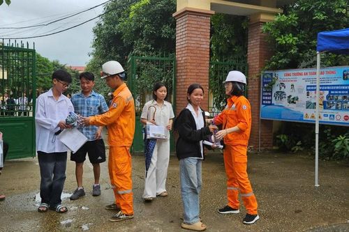 Điện lực Văn Bàn đồng hành với sĩ tử trong kỳ thi vào lớp 10 THPT năm 2025
