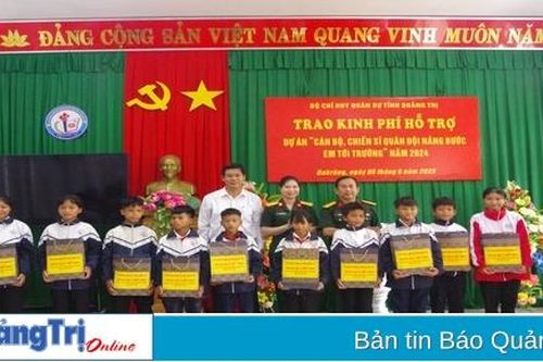 Trao kinh phí hỗ trợ học sinh miền núi