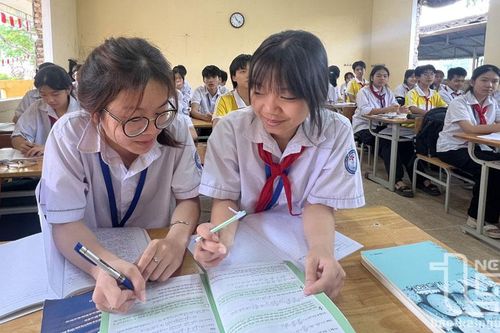 Gần 440 học sinh trúng tuyển vào lớp 6 Trường THCS Chu Văn An và THCS Chùa Hang II