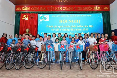 Trao tặng 14 xe đạp cho học sinh nghèo vượt khó
