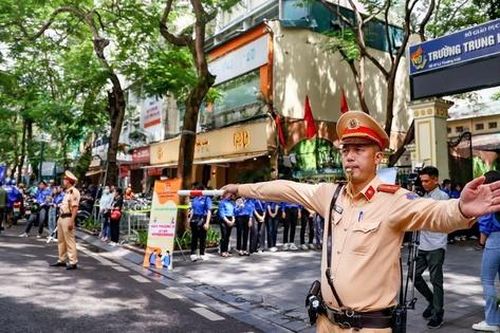 Hà Nội bố trí cả trăm chốt trực đảm bảo giao thông phục vụ hai kỳ thi lớn trong tháng 6