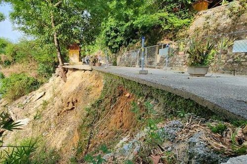 Tỉnh lộ huyết mạch ở Quảng Ngãi sạt lở hơn 6 tháng tiếp tục ăn sâu vào mặt đường