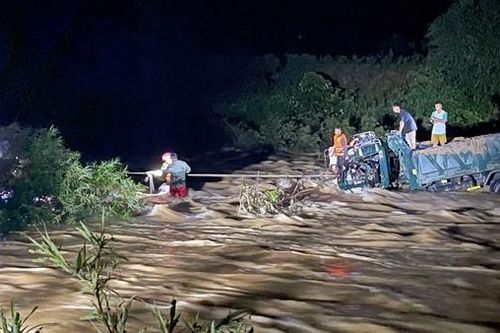 Cảnh sát xuyên đêm cứu hộ 4 người dân bị mắc kẹt giữa dòng nước lũ