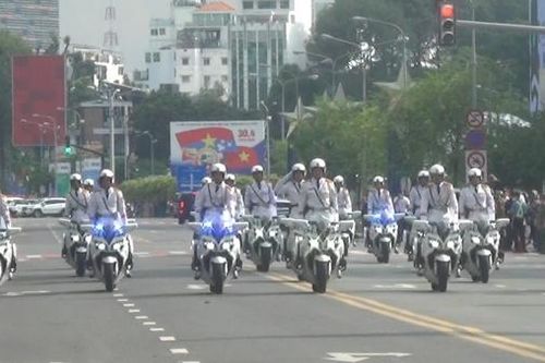 Khán giả trầm trồ chiêm ngưỡng Cảnh sát múa võ, dẫm hàng đinh, bay qua vòng lửa