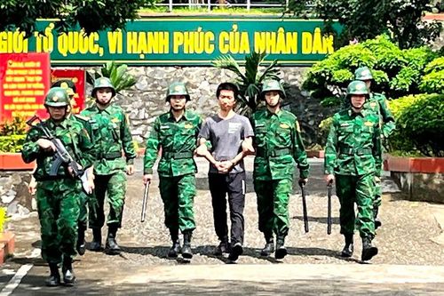 Bắt đối tượng người Trung Quốc sang Việt Nam du lịch để... tiêu thụ tiền giả