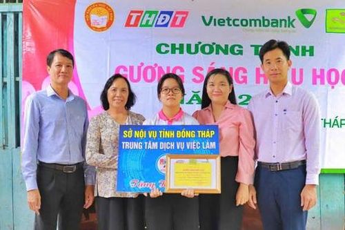 Đồng Tháp trao học bổng Gương sáng hiếu học cho 2 sinh viên vượt khó