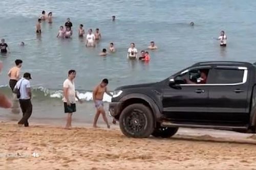Khởi tố tài xế chạy xe bán tải, bóp còi inh ỏi trên bãi biển Tuy Hòa
