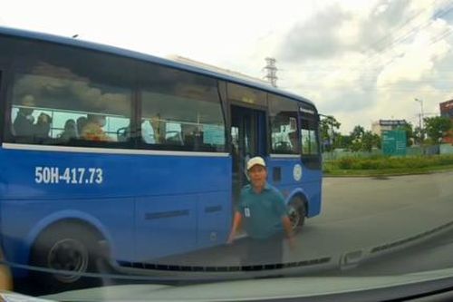 TPHCM: Xử lý tài xế xe buýt chặn đầu, chỉ trỏ vào tài xế xe khác trên đường
