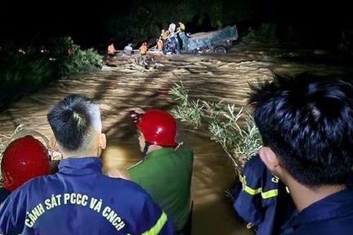 Công an xuyên đêm cứu 4 người mắc kẹt trong dòng nước lũ