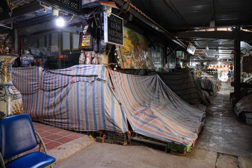 Cả tuần vắng khách mua, nhiều quầy hàng ở làng gốm Bát Tràng khóa cửa, phủ bạt