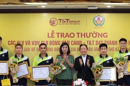 Tay vợt Đinh Anh Hoàng và đồng đội được thưởng hơn 1,2 tỷ đồng