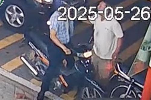 Gã đàn ông hung hãn chặn xe, phang gạch rồi đấm đá túi bụi vào mặt thầy giáo
