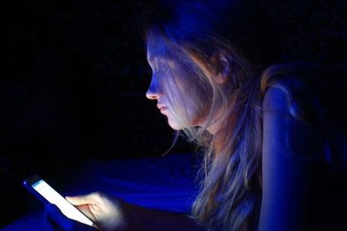 Tinh trùng suy giảm nếu thường xuyên để điện thoại trong túi quần