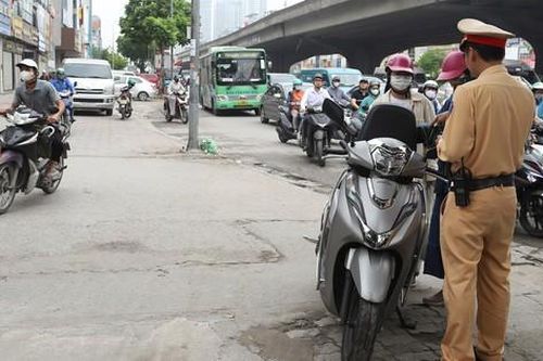 Leo vỉa hè chở con đi thi, nữ tài xế bị nhiều người đi đường lên án