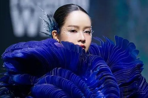 Hoa hậu Thanh Thủy mở màn Tuần lễ Thời trang trong thiết kế lấy cảm hứng từ nước