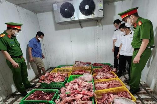 Phát hiện gần 1,8 tấn xương và thịt lợn bẩn