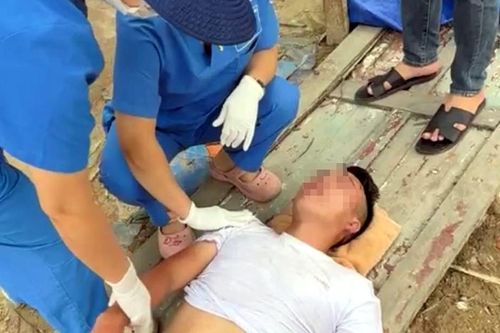 Nam thanh niên 'kẹp' 2 tay bằng móc phơi quần áo, lao xuống sông Hồng