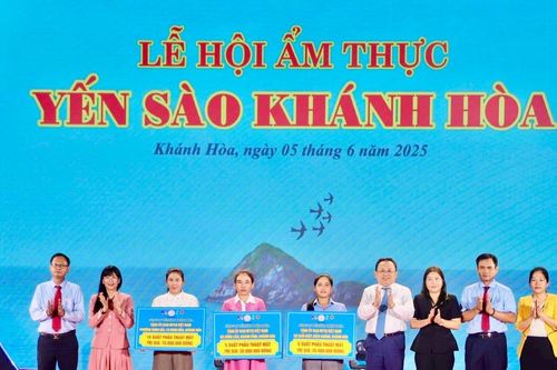 Yến sào Khánh Hòa trao tặng 3 nhà Đại đoàn kết và 50 suất quà cho học sinh nghèo vượt khó