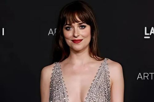 Dakota Johnson lộ diện sau chia tay bạn trai