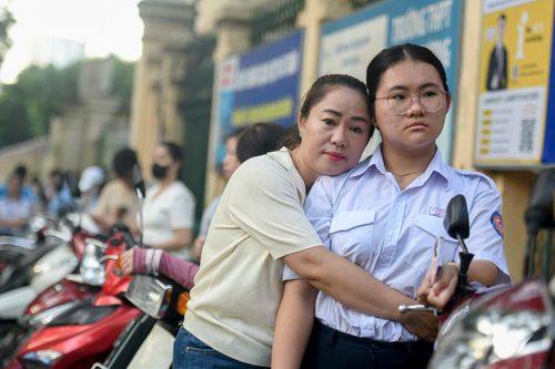 Cảm xúc lẫn lộn của học sinh TP.HCM trước buổi thi lớp 10 đầu tiên