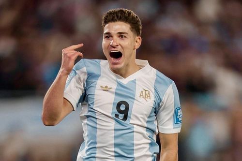 Alvarez sắm vai người hùng của Argentina