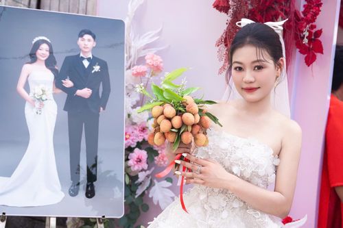 Cô dâu gây bất ngờ khi 'xé' nhỏ hoa cưới chia quan khách thưởng thức