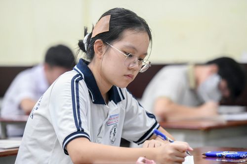 Sĩ tử nói đề Tiếng Anh ở TP.HCM dễ 'ăn điểm' 8-9 nhưng khó đạt điểm 10